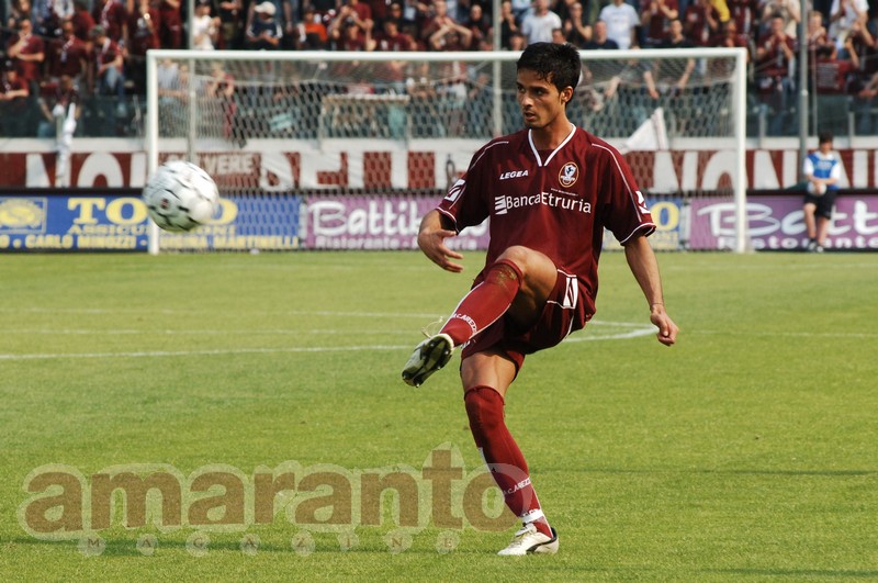 Daniele Martinetti in azione con la maglia amaranto